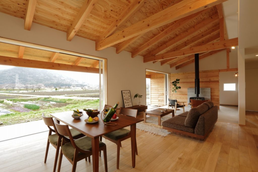 平屋建てで自然を楽しむ家の木組の勾配天井