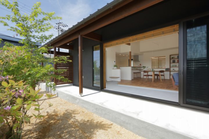 滋賀県の平屋の庭と通り土間