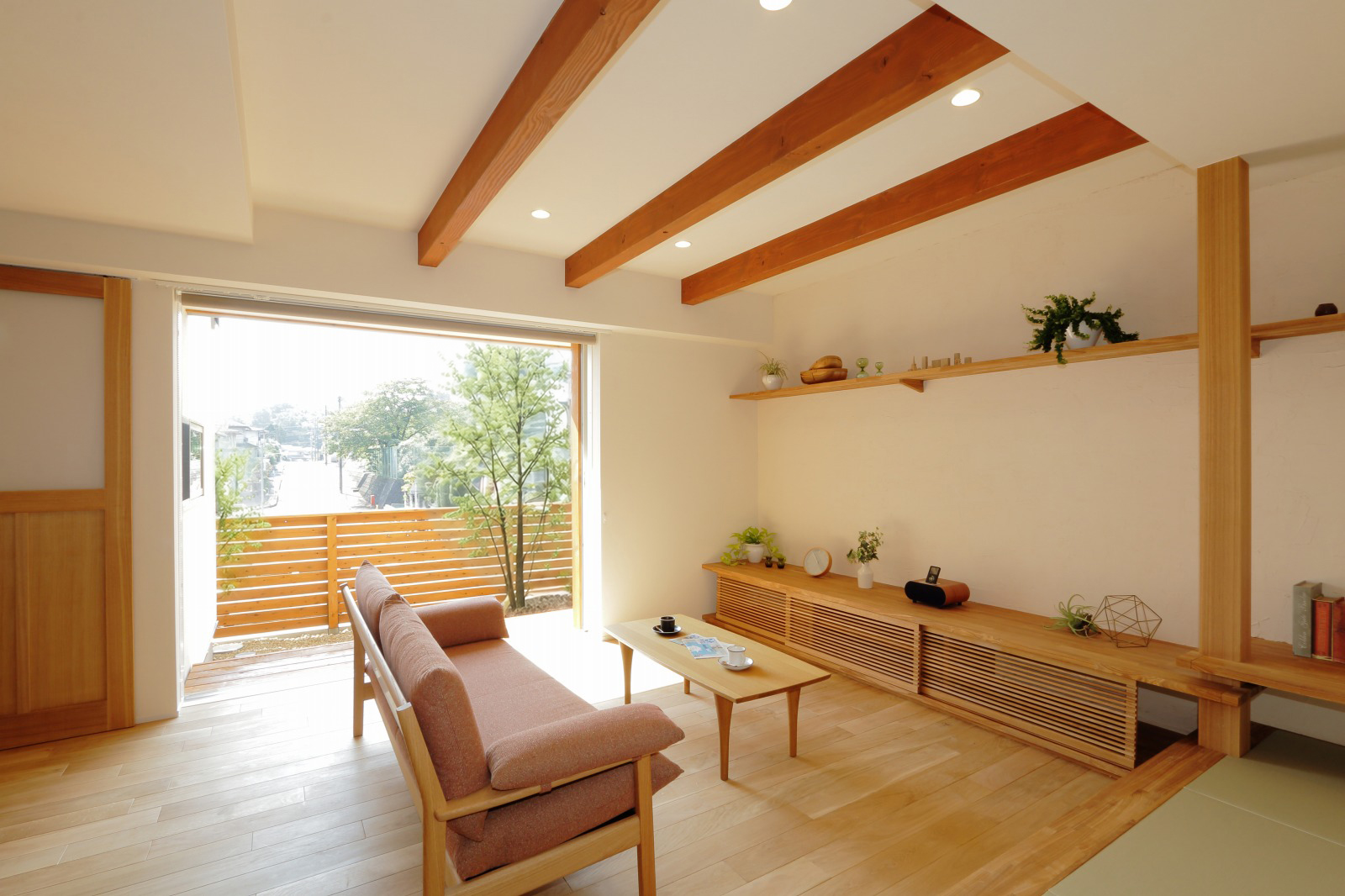 意匠梁で空間に木質感をプラスしたリビング