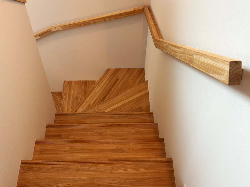 大津市 青海の家 2階建て 現場チェック 階段手すり取付完了