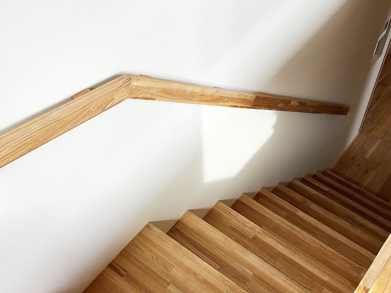 大津市 榛木の家 2階建て 現場チェック 階段手摺取付完了