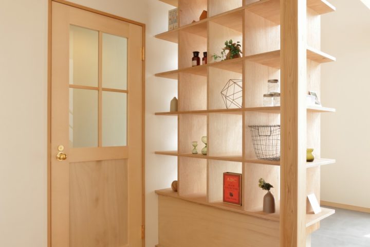 琵琶湖の景色と暮らす家の造作本棚