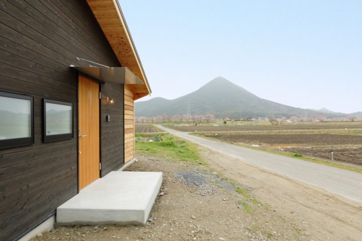 平屋建てで山の自然を楽しむ家