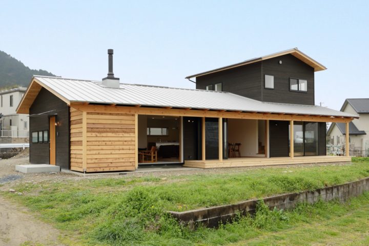 平屋建てで鎧張りの外観