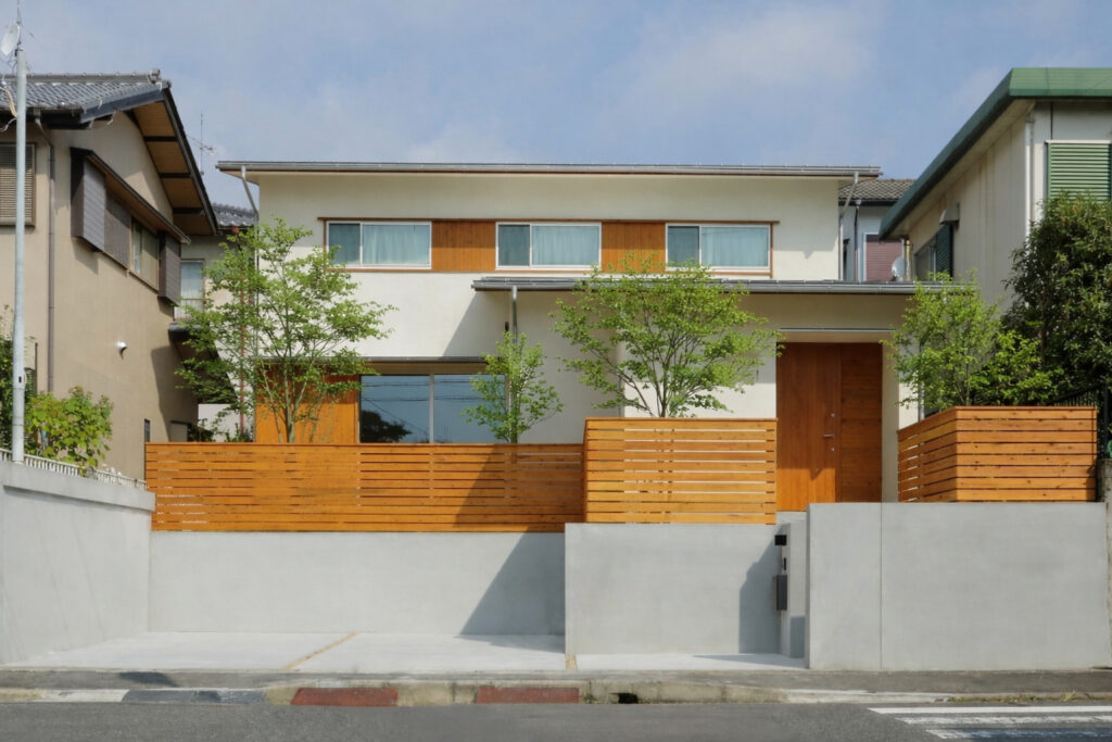 間口が広く、緑が映える爽やかな色味の外観