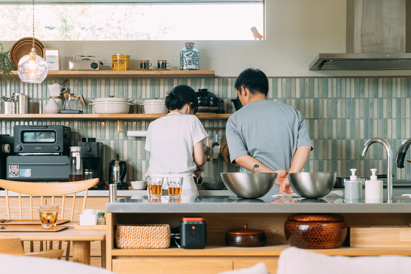 滋賀県の平屋で料理を楽しむ夫婦