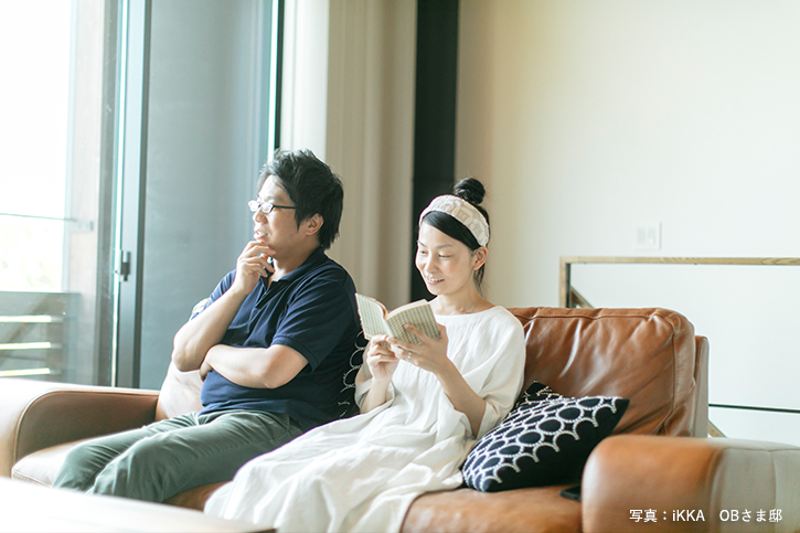 琵琶湖への景色を眺めてくつろぐ夫婦