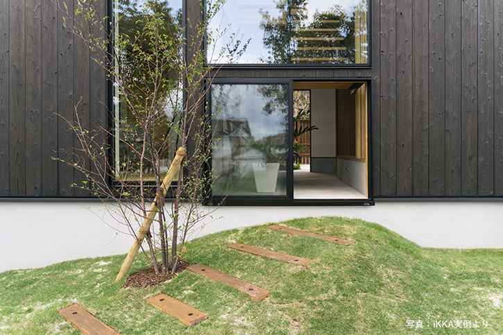 琵琶湖の側の見学会の家の庭へと繋がる土間スペース