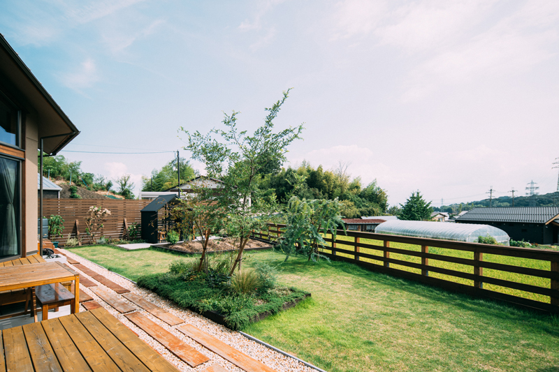 滋賀県の平屋の広々とした芝生の庭
