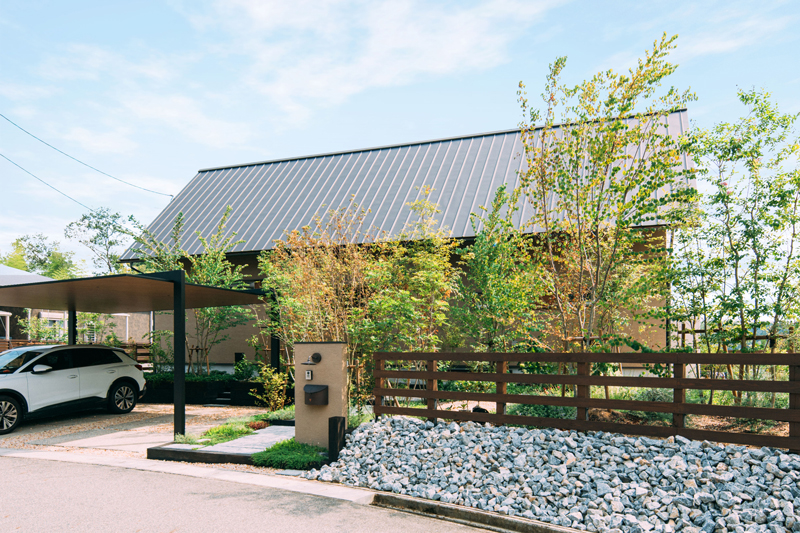 滋賀県の平屋で豊かな庭木が美しい外観