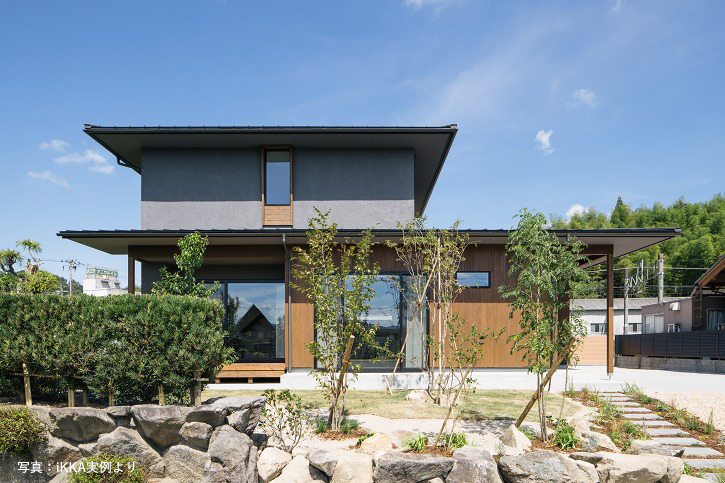 滋賀県大津市の完成見学会のお家の石積みのアプローチ