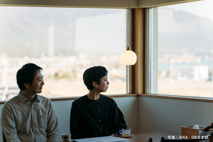 滋賀県野洲市の平屋の完成見学会で景色を眺める夫婦のイメージ