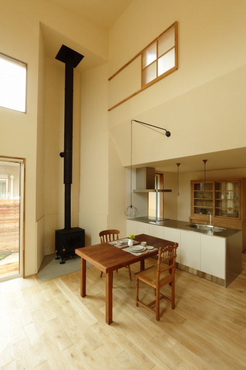 滋賀で注文住宅を建てる工務店のiKKAダイコーホームの薪ストーブのある設計