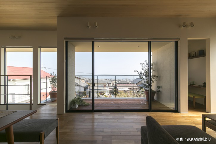 滋賀県大津市の完成見学会のお家の　琵琶湖が見えるリビング