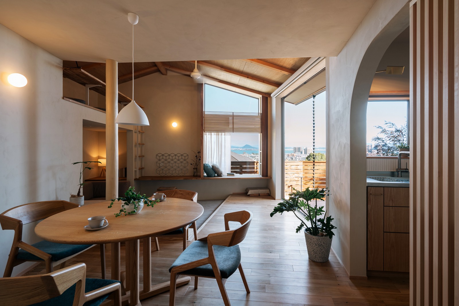 大津市の工務店で建てた琵琶湖が見える家のLDK