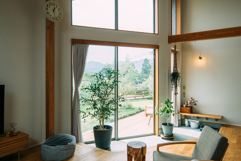 滋賀県の平屋の庭へとつながる室内土間