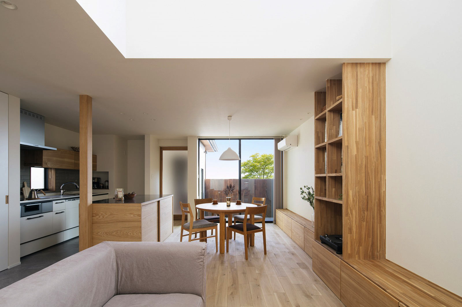 滋賀県大津市の琵琶湖が見える家のダイニング