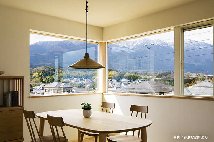 琵琶湖の側の見学会の家の山の景色を楽しめる2階の読書スペース