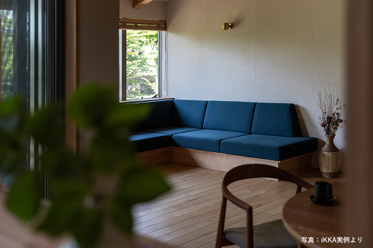 琵琶湖の側の見学会の家のL字ソファのある癒しのリビング空間