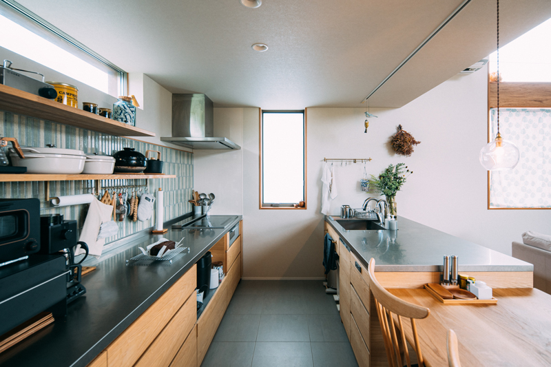滋賀県の平屋の夫婦で使えるセパレートタイプの製作キッチン