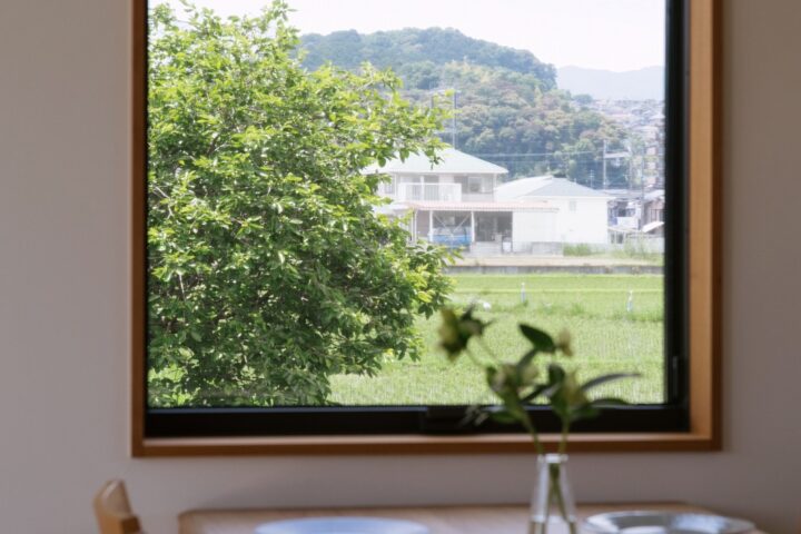 滋賀県大津市で建てた注文住宅のダイニングの窓辺