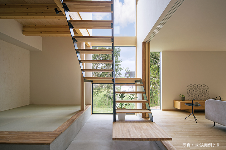 琵琶湖の側の見学会の家の玄関に広がる土間と吹抜け階段