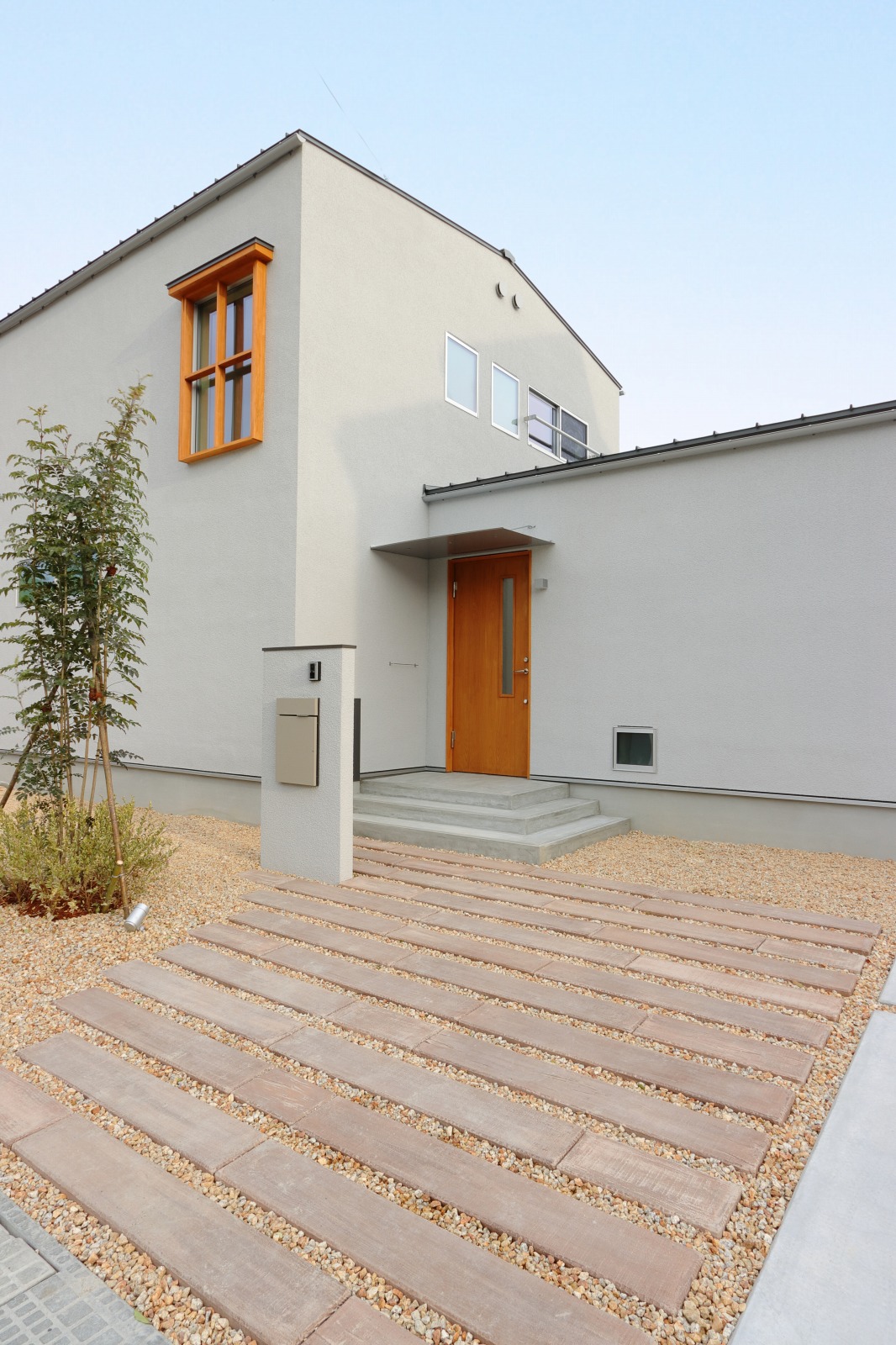 滋賀県栗東市の注文住宅のコンクリート枕木のアプローチ