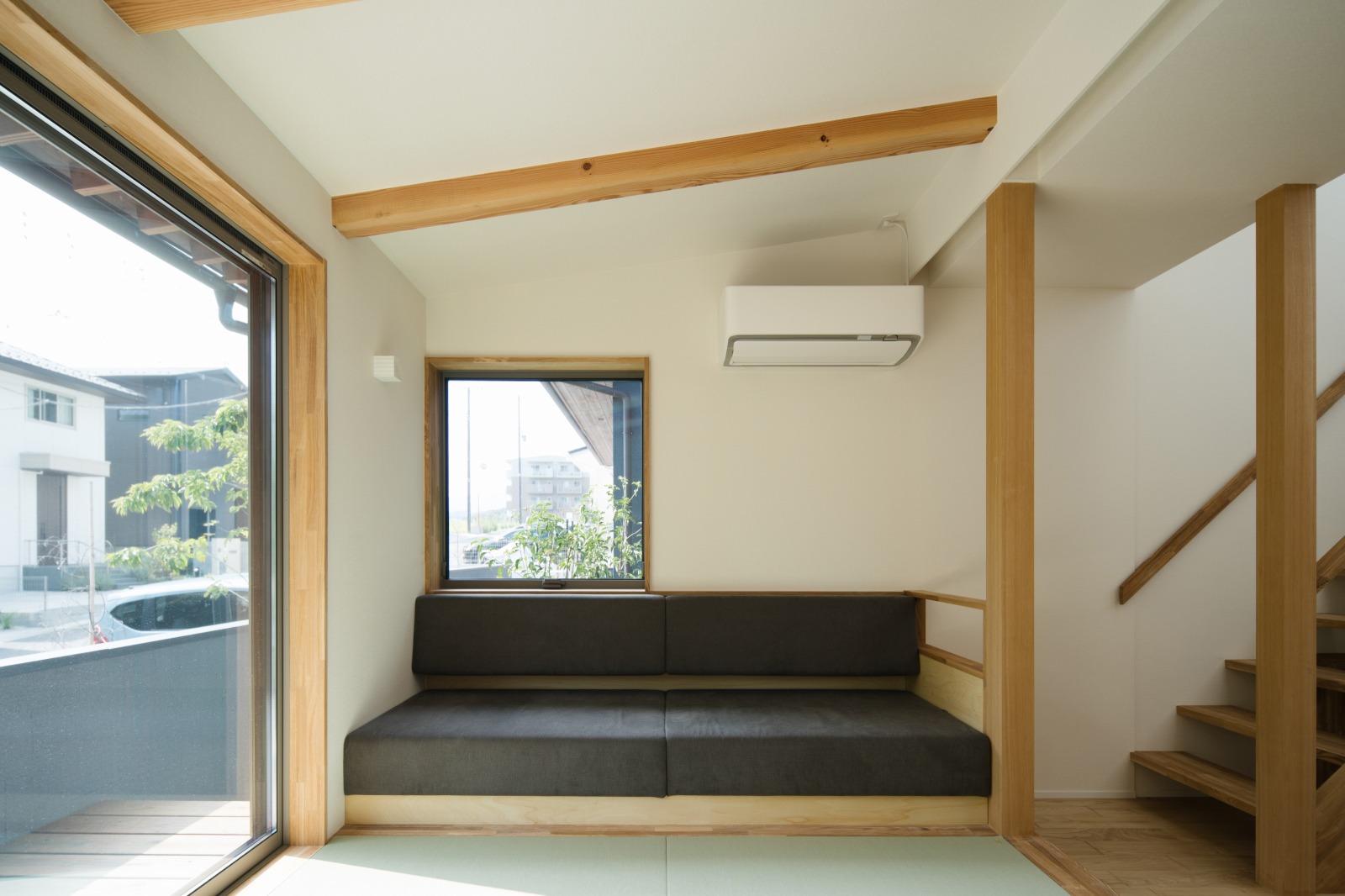 滋賀県の畳リビングのある家の造作ソファ