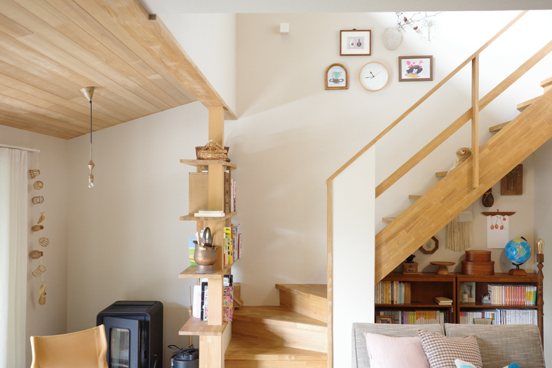 猫と暮らす家の階段で寛ぐ猫