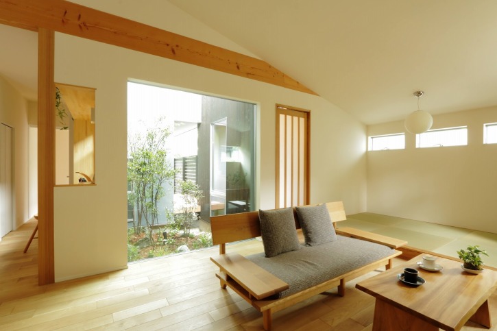 滋賀で注文住宅を建てる工務店のiKKAダイコーホームの中央に配置した中庭