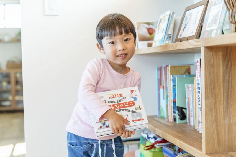 子供が自分で片付けられる棚