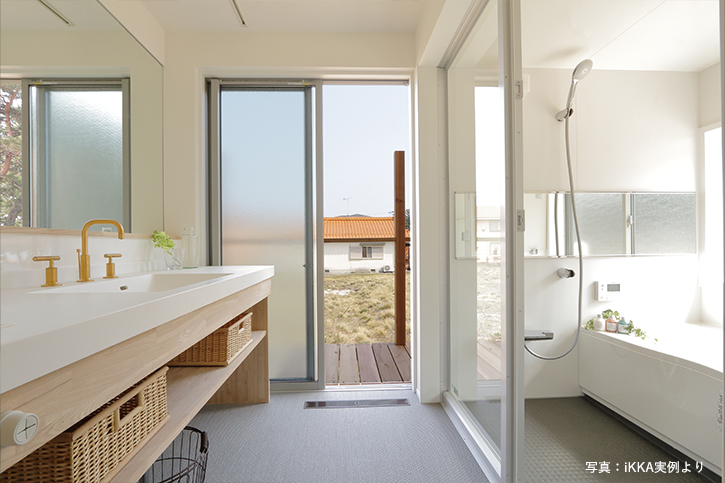 大津市で琵琶湖と緑が見える家の見学会の浴室イメージ