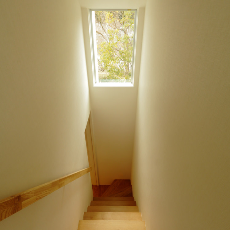 滋賀で自然素材の家なら工務店のiKKAダイコーホームの光を迎え入れる窓のイメージ