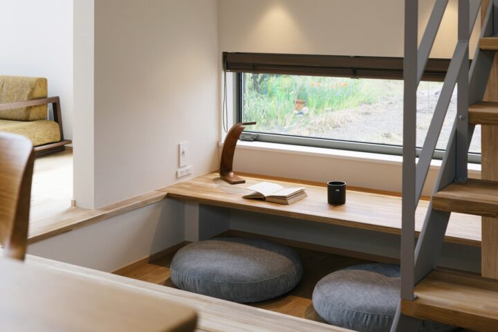 滋賀県の工務店が建てた木の家の階段下カウンタースペース