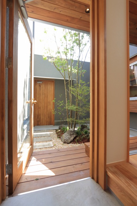 滋賀で注文住宅を建てる工務店のiKKAダイコーホームのアプローチの中庭