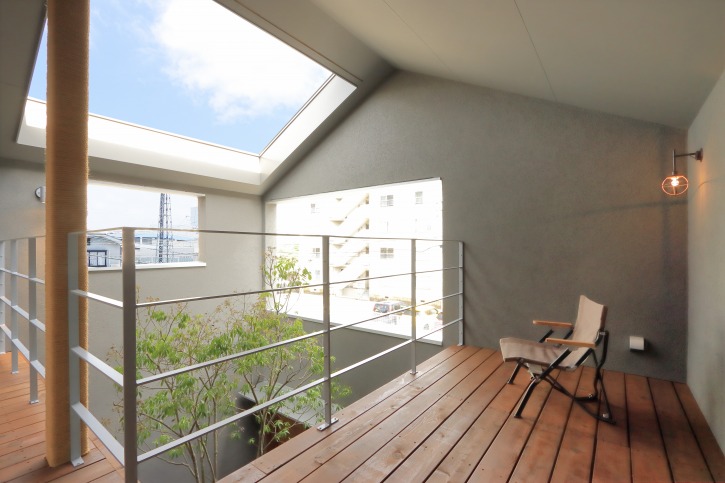 滋賀で注文住宅を建てる工務店のiKKAダイコーホームの空が見える中庭