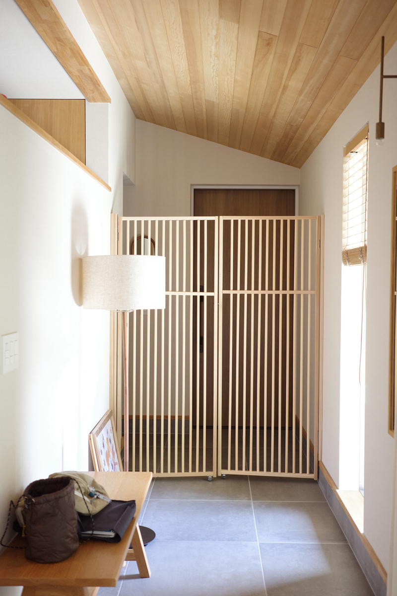 猫と暮らす家の手作りの脱走防止扉