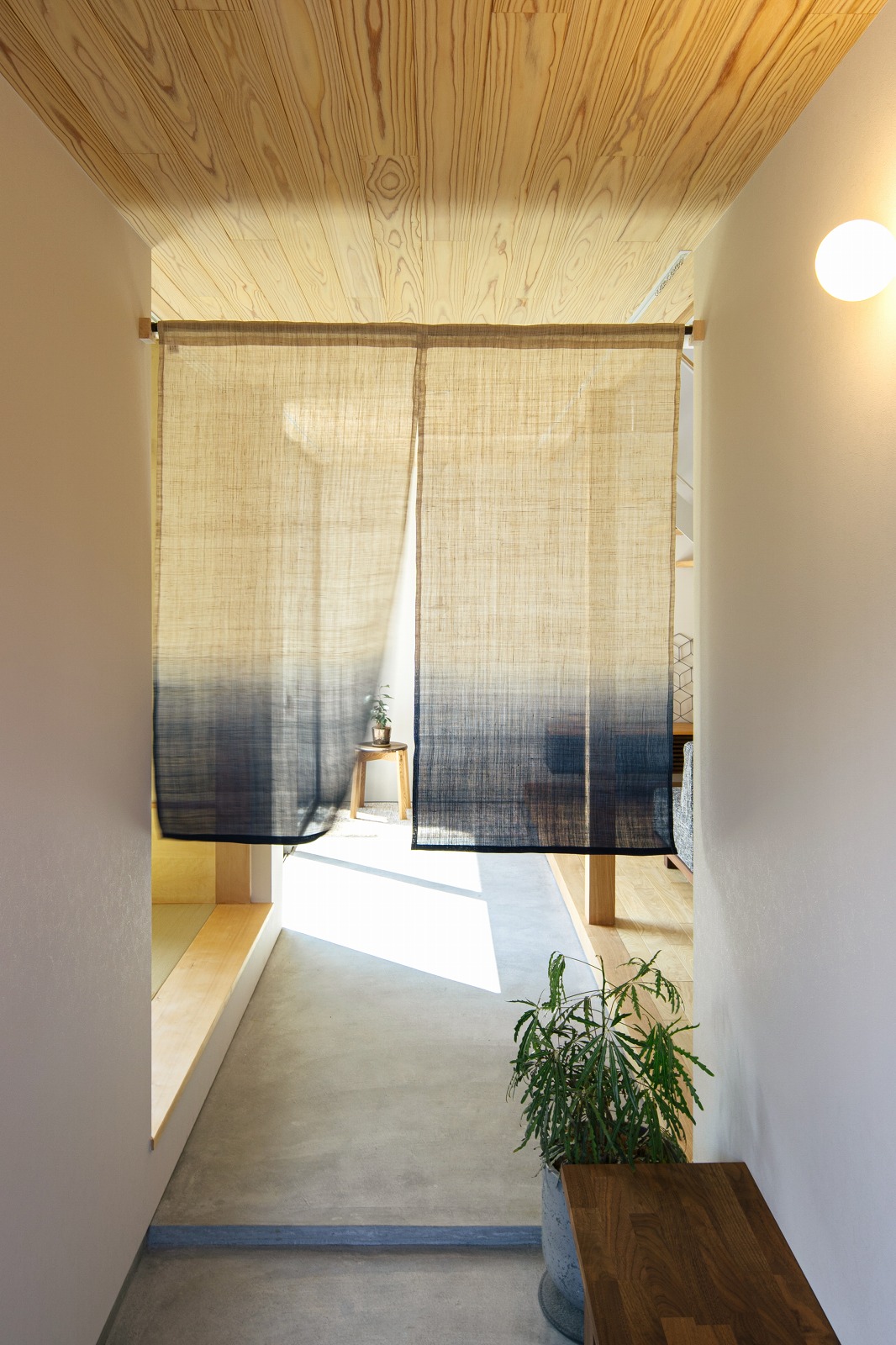 京都で自然素材の注文住宅の暖簾玄関