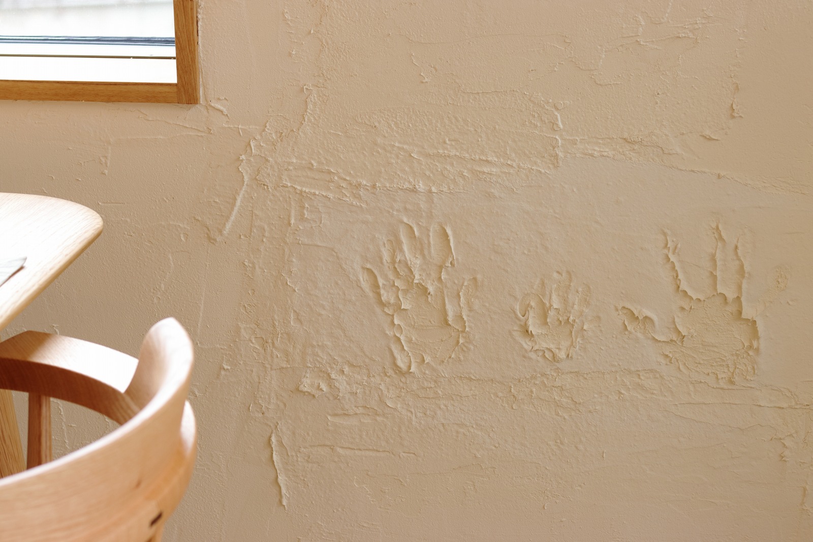 滋賀県大津市の注文住宅の家族の手形を押した漆喰壁
