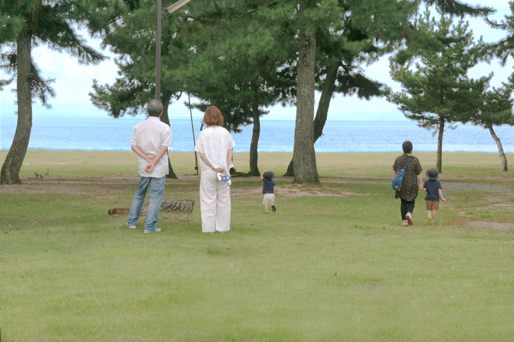 琵琶湖が見えるお土地で遊ぶ家族