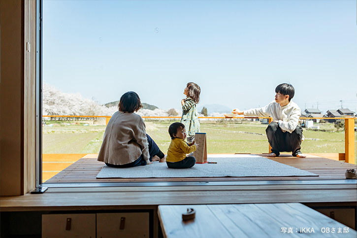 大津市で琵琶湖と緑が見える家の見学会の家族のイメージ
