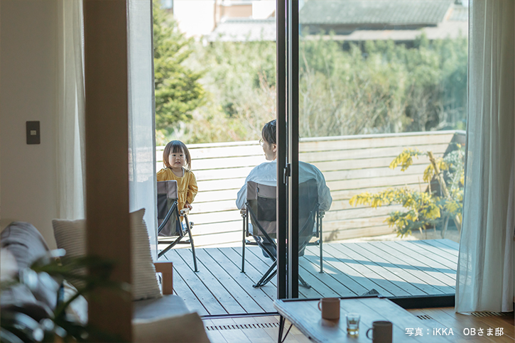 大津市で琵琶湖と緑が見える見学会の家で寛ぐ親子のイメージ
