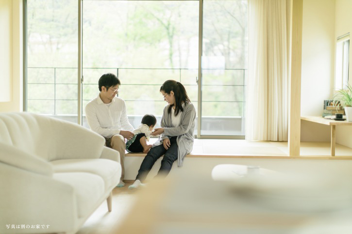 滋賀県のオープンハウスの明るい家で過ごす家族