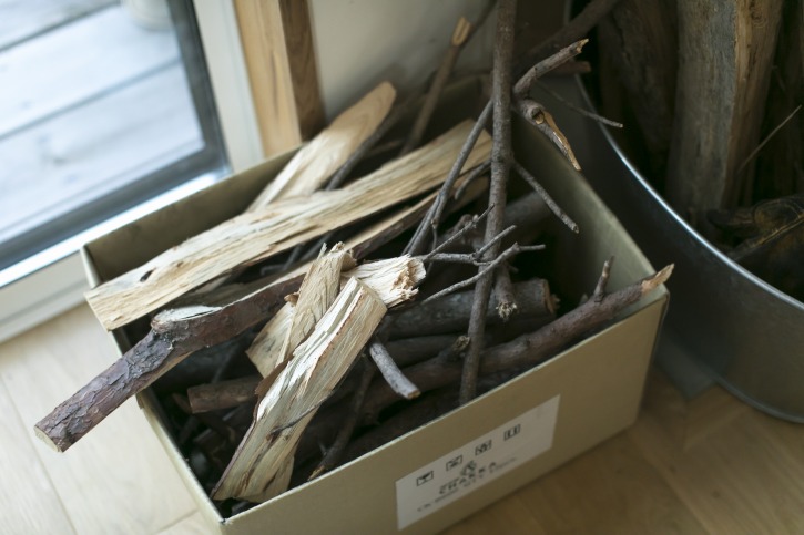 滋賀で注文住宅を建てる工務店のiKKAダイコーホームの薪の集め方