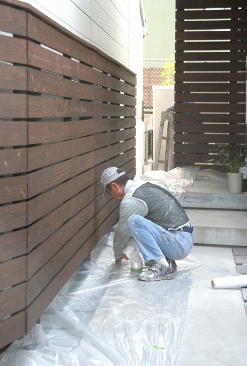 板塀の塗り直しの床の養生