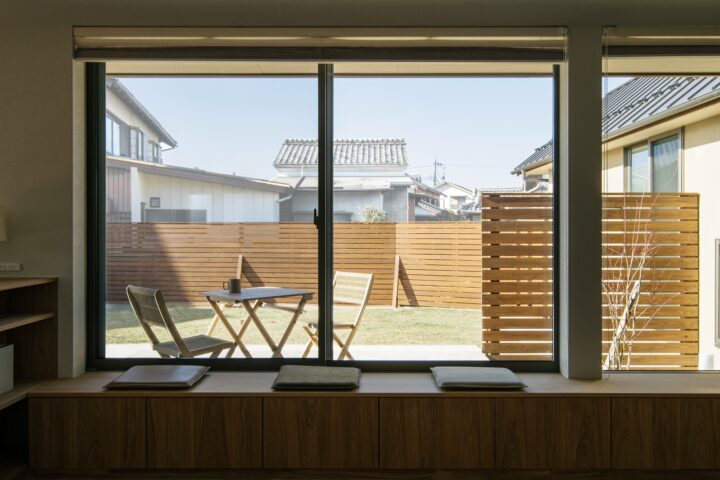 滋賀県大津市に建つ平屋の窓辺ベンチ