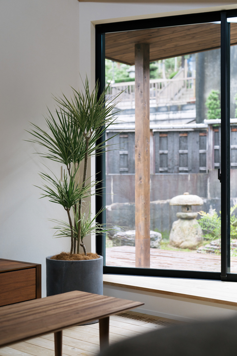 滋賀県大津市の完成見学会のお庭が見える窓