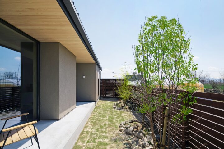 滋賀県注文住宅の薪ストーブのある家の庭