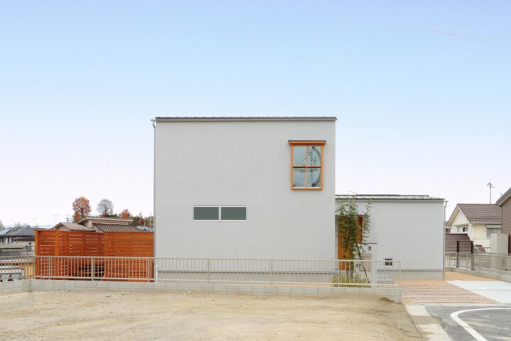 滋賀県栗東市の注文住宅のグレーの塗り壁の外観