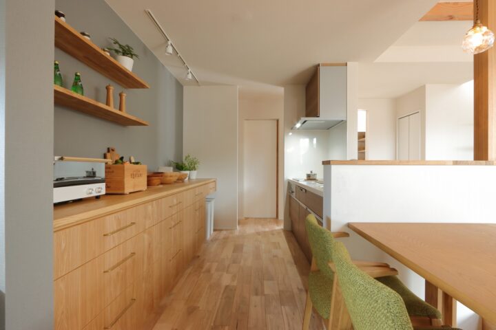 滋賀県栗東市の注文住宅のオリジナルのキッチン収納